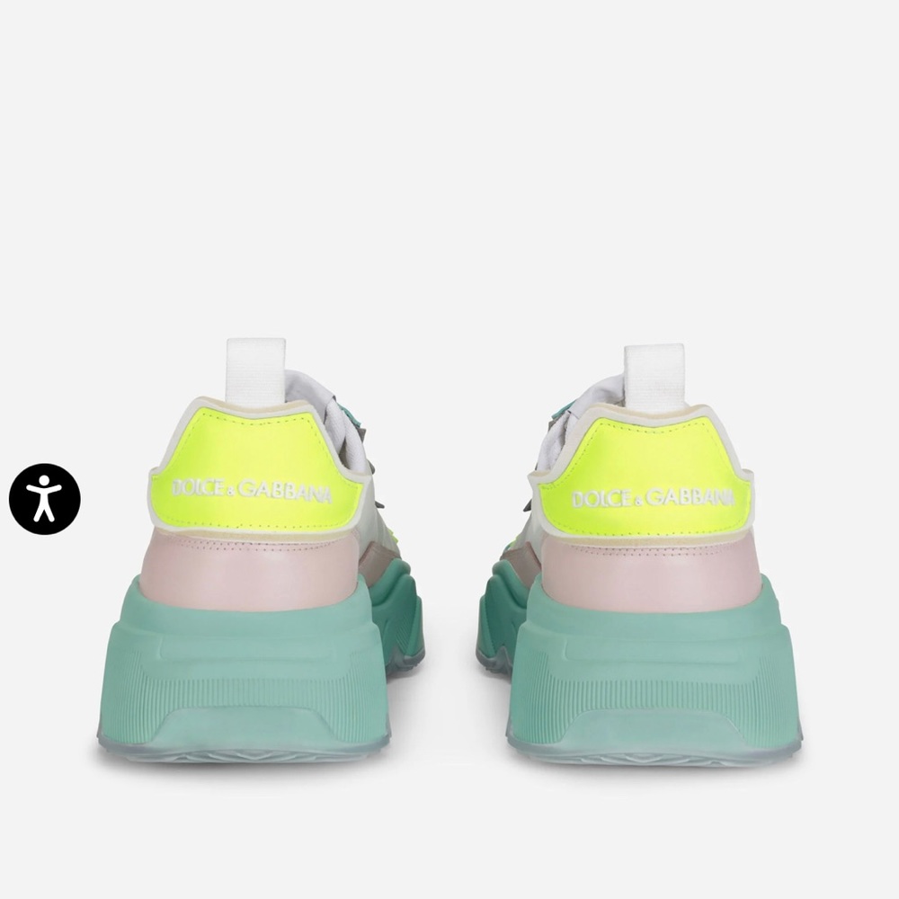 Nylon upper
Branded heel cup Pull-tab on the back
Tubular laces with drawstring